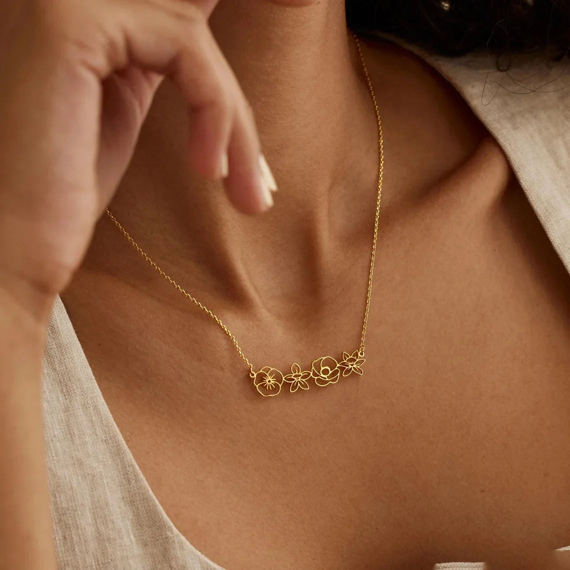 Kinselle Personalized Birth Flower Bouquet Necklace – 14K Gold-Plated