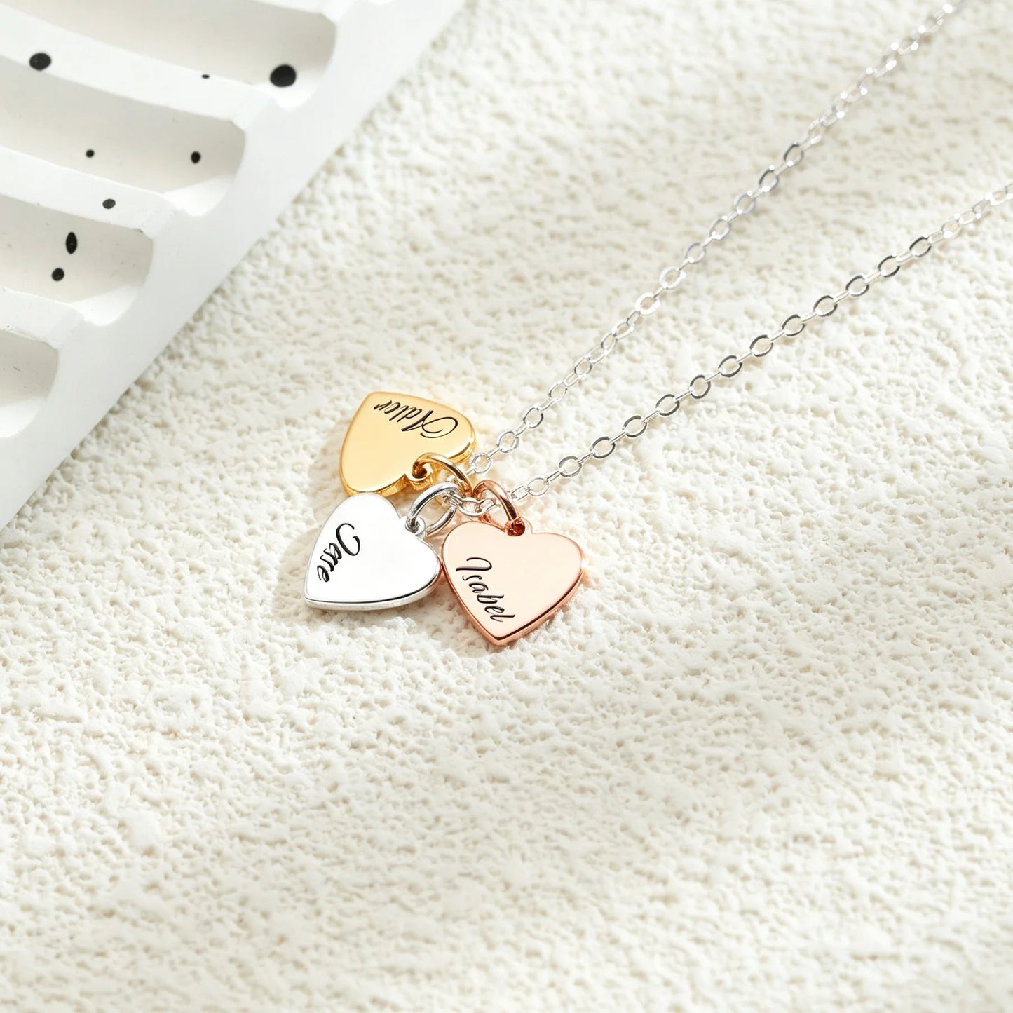 Kinselle Personalized Engraved Heart Name Necklace